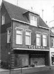1190 FD000438 Assendorperstraat 73 in 1974, Voerman meubelwinkel. Bordje op zijgevel verwijst naar de R.K. ...