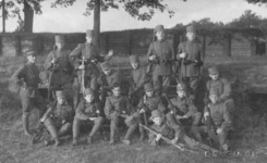 11964 FD900175 Groepsfoto schutterij, militairen in uniform jaren twintig, 1920-1930. Liggend H.M. Nieuwhof, op ...
