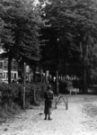11965 FD900176 Touwslagerij, lijnbaan aan de van Karnebeekstraat met jongetje in plusfours, 1958, 00-00-1940 - 00-00-1950