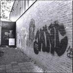 1223 FD001087-02 Beulakerwiede 3-4: graffiti op de muur van gymnastieklokaal Openbare Basisschool De Wieden., 1990