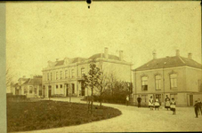 12235 FD032990 Van Nahuysplein in 1884-1890. Het Van Nahuysplein heette in 1887 Potgietersplein. Twee villa's waren ...