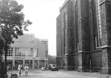 1252 FD001707 Rechts de Broerenkerk, links Xenos in het nieuwe winkelcentrum., 00-00-1989