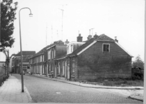 1312 FD003090 Dichtgetimmerde, onbewoonbaar verklaarde woningen woningen aan de Diezerweg, thans Hoekstraat en ...