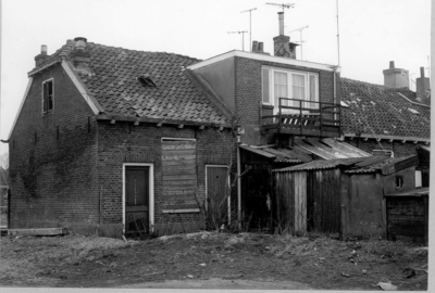 1315 FD003093 Dichtgetimmerde, onbewoonbaar verklaarde woningen aan de Diezerweg nr. 21 en 23 in de wijk Diezerpoort. ...
