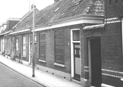 1328 FD003105 Dichtgetimmerde woningen aan de Diezerweg in de wijk Diezerpoort. Het betreft de nrs. 2 t/m 14., 00-00-1971
