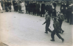 13288 FD028912 Canadese soldaten, gadegeslagen door inwoners, lopen op de dag van de bevrijding van Zwolle over de ...