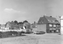 1337 FD003114 De Diezerweg, later Braillestraat, gezien naar het zuidoosten in 1973. Het huizenblok met ...