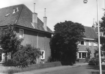 1339 FD003116 Woningen aan de Dillenburgstraat, hoek Frederikplein in de wijk Veerallee., 00-00-1973