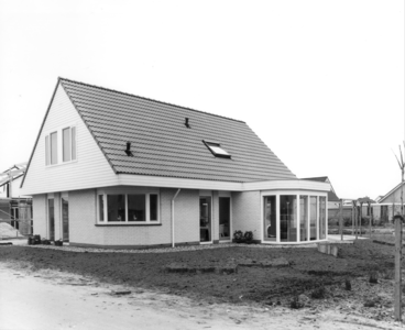 1365 FD004239 Een nieuwbouwhuis in de van Gravensandenlaan te Berkum. Deze nieuwbouwwijk is gebouwd sedert ca. 1990., ...