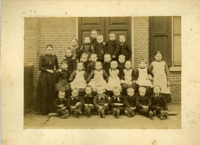 15299 FD017723-01 Schoolfoto van een klas van de lagere school aan de Deventerstraatweg te Ittersum. Links ...