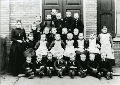 15300 FD017723-02 Reproductie van een schoolfoto van een klas van de lagere school aan de Deventerstraatweg te ...