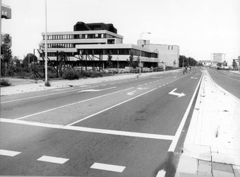 15822 FD016025 Van Wevelinkhovenstraat naar de Middelweg: Arbeidsbureau en daarachter Rijks Archief., 1979