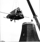 16379 FD015317 Vondelkade 175: terugplaatsing gerestaureerde kap van oliemolen de Passiebloem op 13 juni 1984., 1984