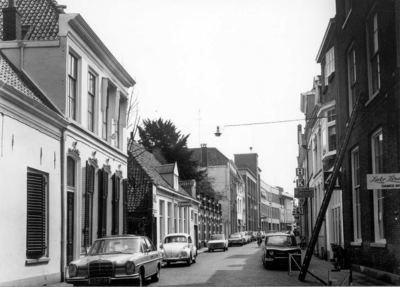 16955 FD015351 Voorstraat. Links het Vrouwenhuis., 1972