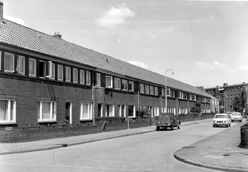 16983 FD016072 Wilgenstraat 53 e.v. (westzijde ) naar het noorden gezien. De flats staan aan de Middelweg., 1973