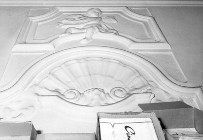 17534 FD015380 Voorstraat 17: plafond met stucwerk waarin een engeltje met één been over de reling hangt., 1975