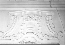 17537 FD015384 Voorstraat 17: plafond met stucwerk; hoorn des overvloeds., 1975
