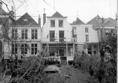 17566 FD016122 Wilhelminasingel, westzijde met achterzijde huizen Walstraat., 1973