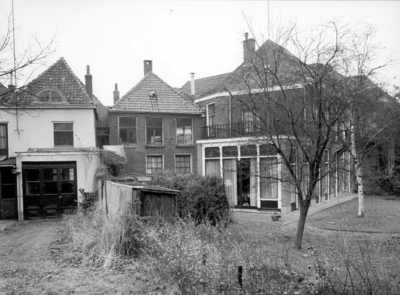 17571 FD016127 Wilhelminasingel, westzijde met achterzijde huizen Walstraat., 1973