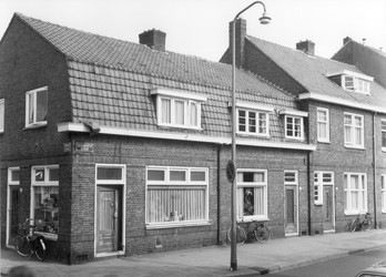 1773 FD000468 Kapperswinkel op de hoek Assendorperstraat en Papaverstraat in de wijk Assendorp., 00-00-1974