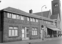 1781 FD000476 Assendorperstraat met rechts de Rooms Katholieke Sint-Jozefkerk., 00-00-1974