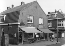 1788 FD000495 Assendorperstraat hoek Begoniastraat met tabakswinkel, postagentschap, spaarbank en kaashandel van ...