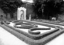 18135 FD015426 Voorstraat 34: tuin van het Provinciaal Overijsselsch Museum (POM)., 1987