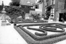 18136 FD015427 Voorstraat 34: tuin van het Provinciaal Overijsselsch Museum (POM)., 1987
