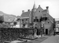 18141 FD015432 Voorstraat 34: tuin van het Provinciaal Overijsselsch Museum (POM). Rechts doorkijk naar de Melkmarkt., 1986