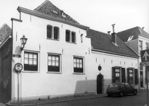 18151 FD015442 Voorstraat46/Korte Kamperstraat uit het zuidwesten. Achtergevel van het Vrouwenhuis van Aleida Greven. , 1990