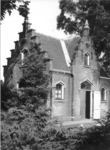 1823 FD001131 Gezicht op het dienstgebouw op de R.K. begraafplaats aan de Bisschop Willebrandlaan; vroeger geheten de ...