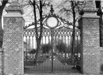 1825 FD001133 Gezicht op het toegangshek van de R.K. begraafplaats aan de Bisschop Willebrandlaan; vroeger geheten de ...