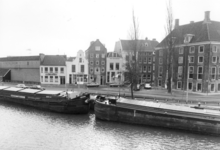 1860 FD001766 De Buitenkant met Hopmanshuis vanaf de Thorbeckegracht gezien met de loswal met binnenschip dat met ijs ...
