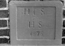 1863 FD002356 De gevelsteen H I S en H S 1875 ingemetseld in 18de eeuwse boerderij De Handschoen aan de Deventerweg, nu ...