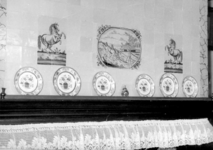 1867 FD002360 Interieur met details van een betegelde wand in de opkamer van de 18de eeuwse boerderij De Handschoen aan ...