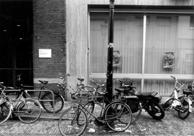18713 FD015454 Voorstraat 26, gemeentearchief. Fietsenoverlast., 1994