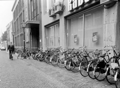 18717 FD015458 Voorstraat: fietsenoverlast., 1994