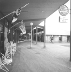 1903 FD003121-08 Dobbe: winkelcentrum in de Aa-landen., 1977