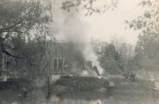 19083 FD028056 Op de vroege ochtend van hun vertrek uit Zwolle staken de Duitsers een autobus met munitie in brand op ...
