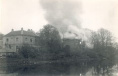 19090 FD028063 Op de vroege ochtend van hun vertrek uit Zwolle staken de Duitsers een herenhuis aan de Potgietersingel ...