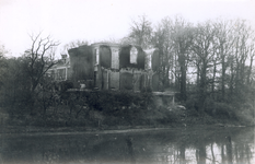 19095 FD028068 Op de vroege ochtend van hun vertrek uit Zwolle staken de Duitsers een herenhuis aan de Potgietersingel ...