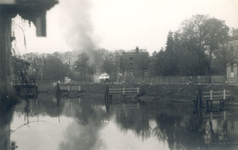 19096 FD028069 Op de vroege ochtend van hun vertrek uit Zwolle staken de Duitsers een autobus met munitie in brand op ...
