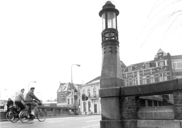 1941 FD004460 Groot Wezenland Sassenpoortenbrug stadszijde met fietsers, 00-00-1987