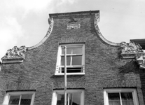 19904 FD015634 Walstraat 16, oostzijde: gevelsteen MDCCLXII (1762) in de topgevel. , 1972