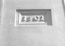 19915 FD015643 Walstraat 26, oostzijde: gevelsteen 1802 naast de voordeur., 1972