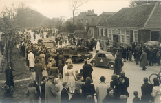 20876 FD028199 Canadese strijdkrachten rijden tijdens de bevrijding van Zwolle op 14 april 1945 op de Wipstrikkerallee, ...