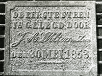 21130 FD016772 Zalkerdijk 26 (Westenholte): gevelsteen met het opschrift: DE EERSTE STEEN IS GELEGD DOOR J. A. Wolters ...