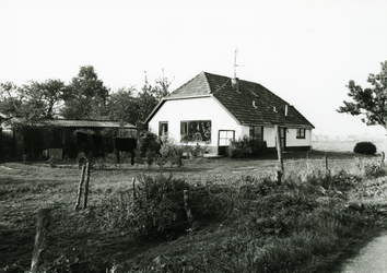 21131 FD016773 Zalkerveerweg 3. Op de achtergrond zien we de nieuwbouw van Westenholte., 1981
