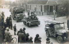 21433 FD028201 Canadese strijdkrachten rijden tijdens de bevrijding van Zwolle op 14 april 1945 op de Wipstrikkerallee, ...