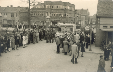 21434 FD028202 Canadese strijdkrachten rijden tijdens de bevrijding van Zwolle op 14 april 1945 op de Wipstrikkerallee, ...